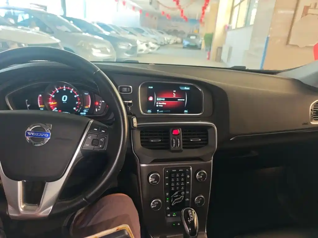 Volvo V40 2015 — фото 10