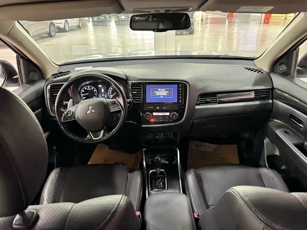 Mitsubishi Outlander 2017 — фото 9