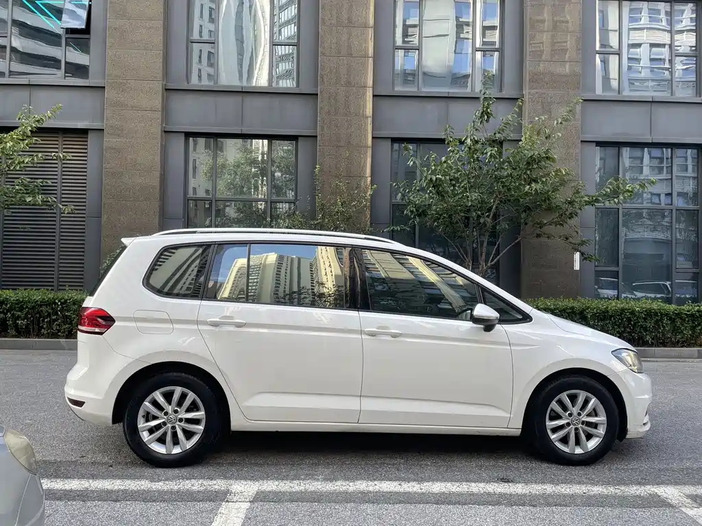 Volkswagen Touran 2018 — фото 13