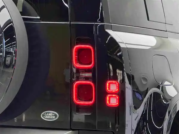 Land Rover Defender 2025