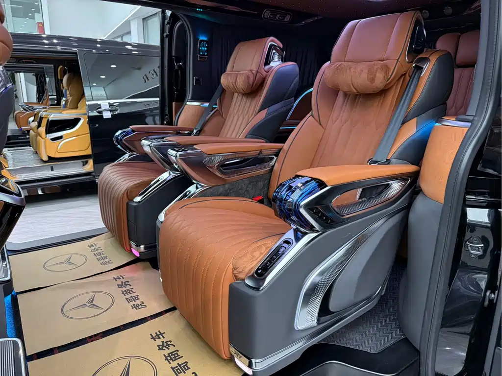 Toyota Hiace — фото 12