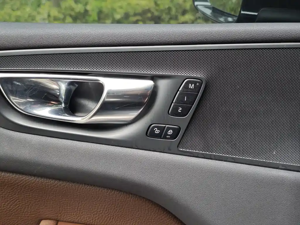 Volvo XC60 2022 — фото 11