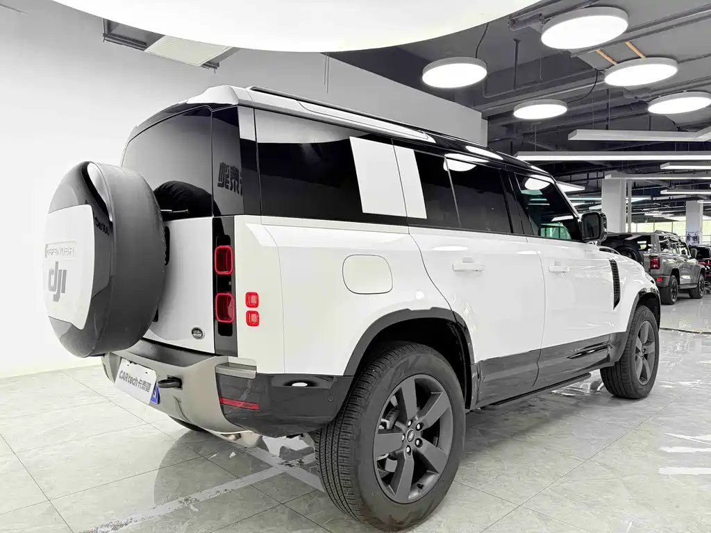 Land Rover Defender 2025