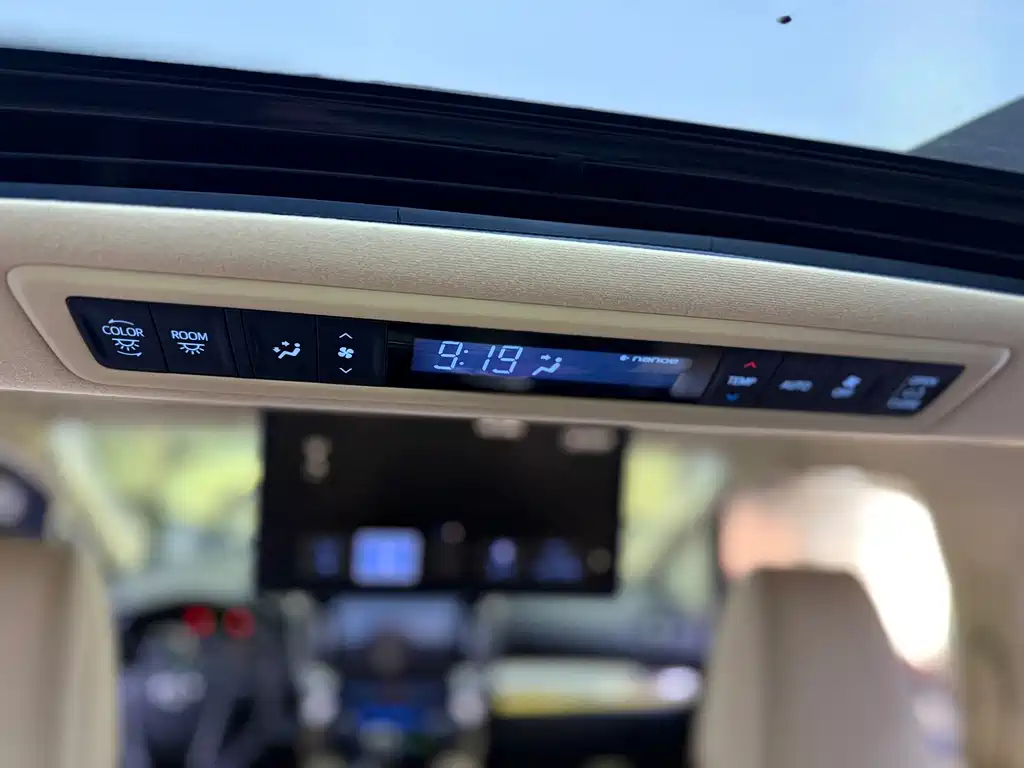 Toyota Alphard 2023 — фото 24