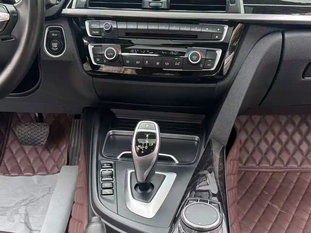 BMW 3 Series 2019 — фото 14