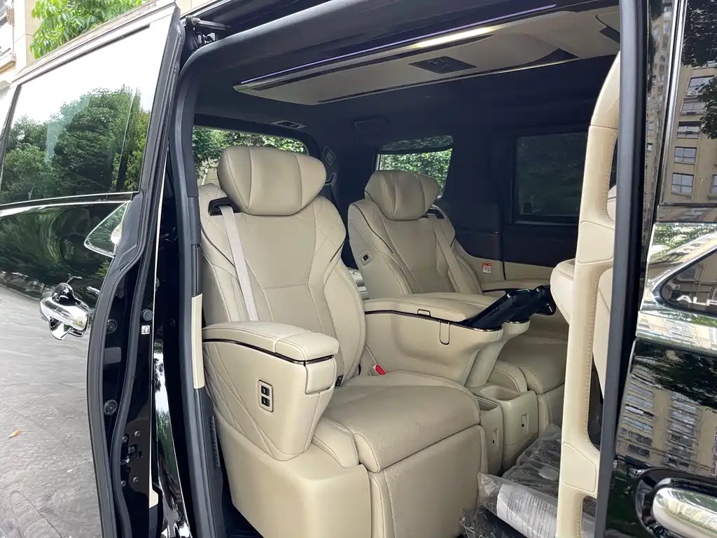 Toyota Alphard — фото 11