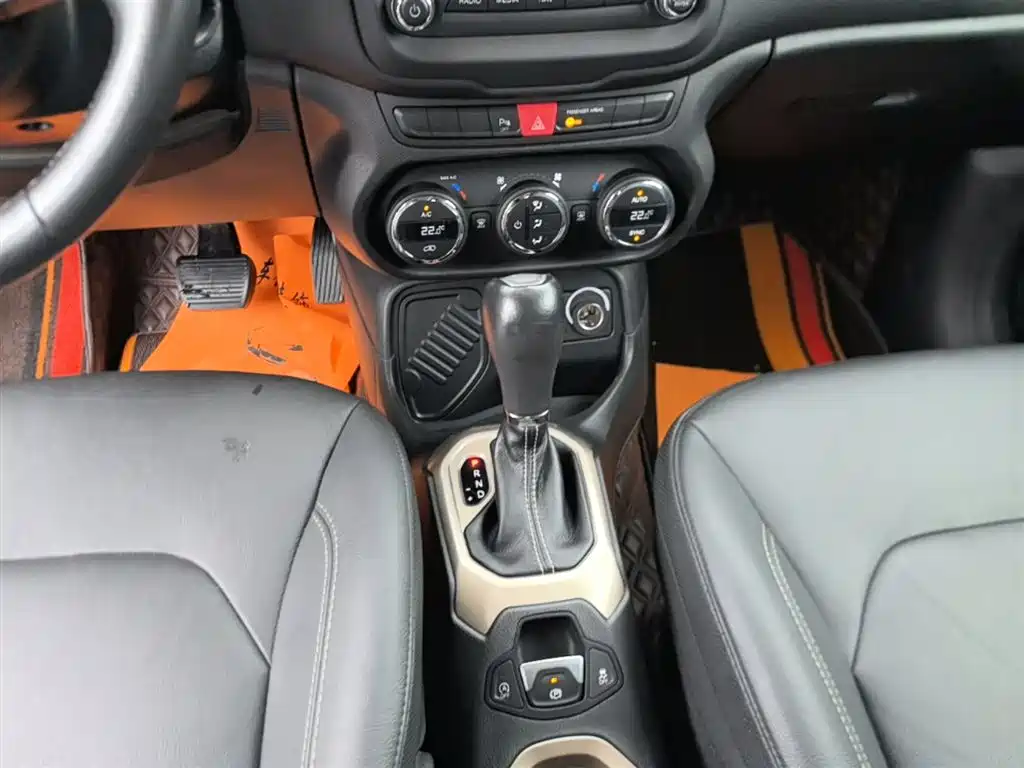 Jeep Renegade 2018 — фото 14