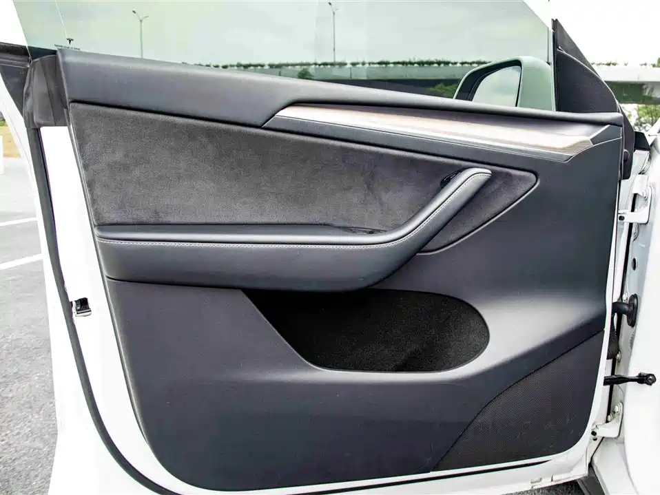 Tesla Model Y 2022 — фото 13
