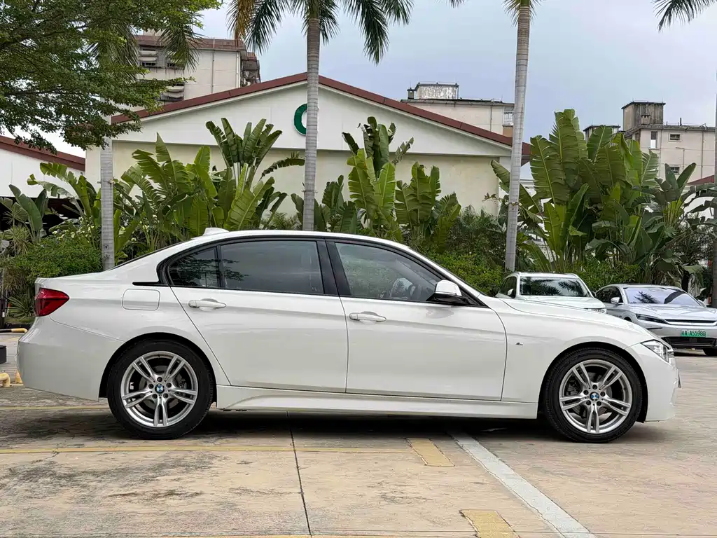 BMW 3 Series 2018 — фото 11