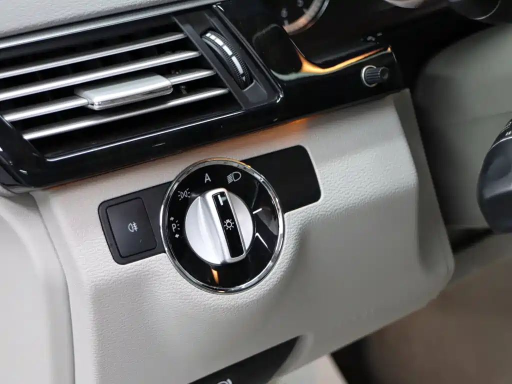 Mercedes-Benz E-Class 2010 — фото 24
