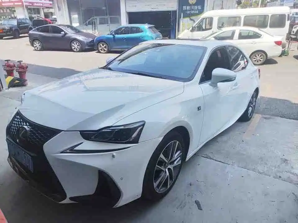 Lexus IS 2018 — фото 1
