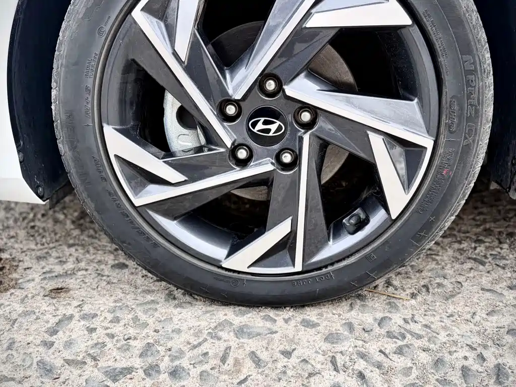 Hyundai Elantra 2023 — фото 9