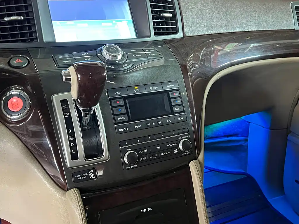 Nissan Quest 2016 — фото 10