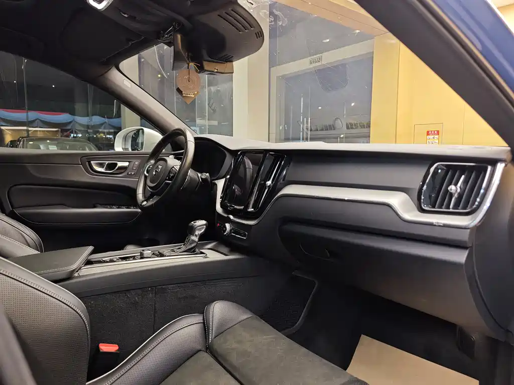 Volvo XC60 2018 — фото 32