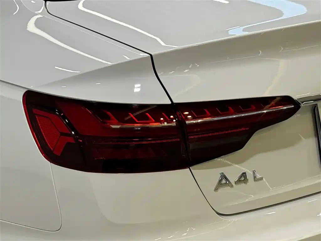 Audi A4L 2023 — фото 9