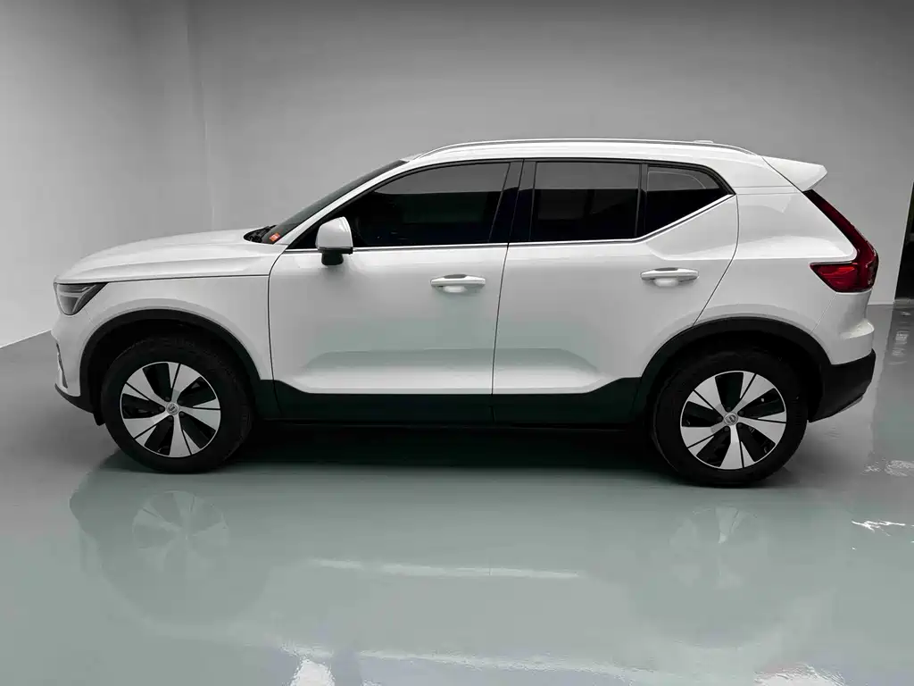 Volvo XC40 2024 — фото 17