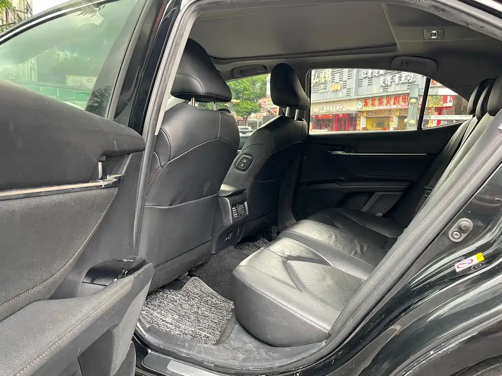 Toyota Camry 2018 — фото 10