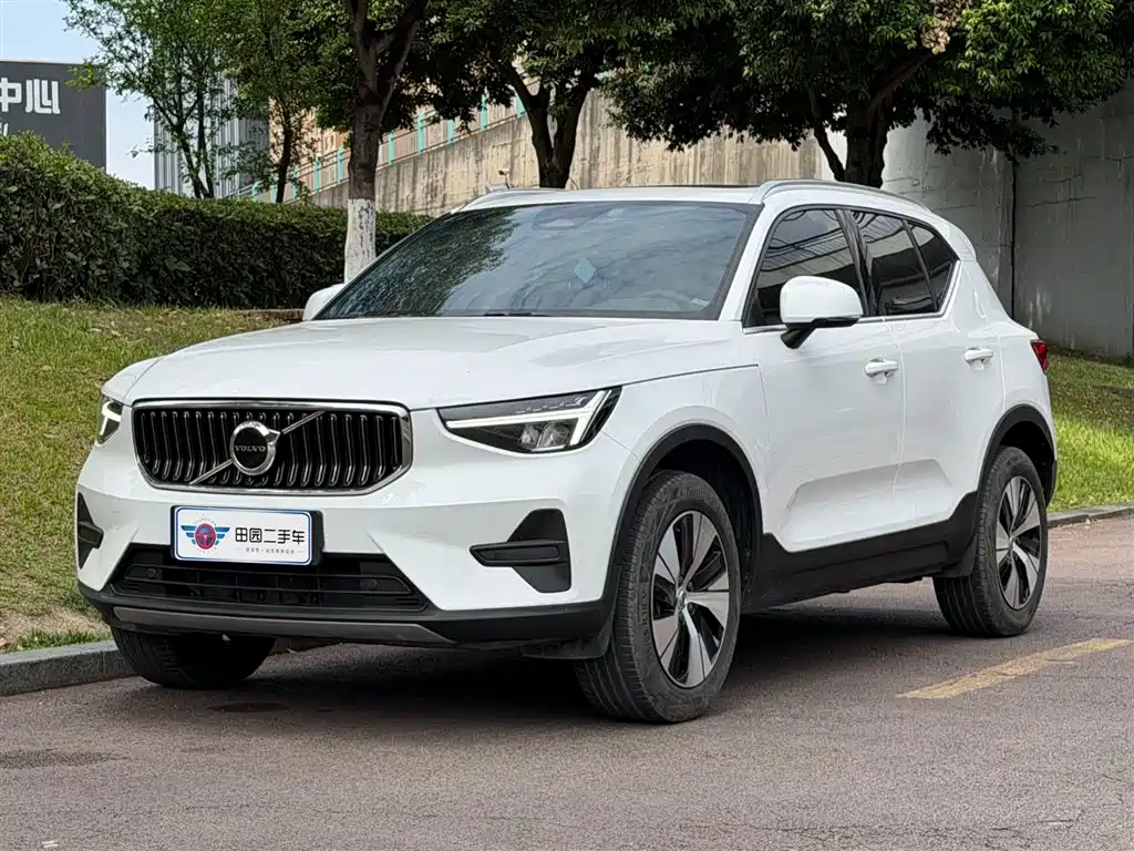 Volvo XC40 2023 — фото 1