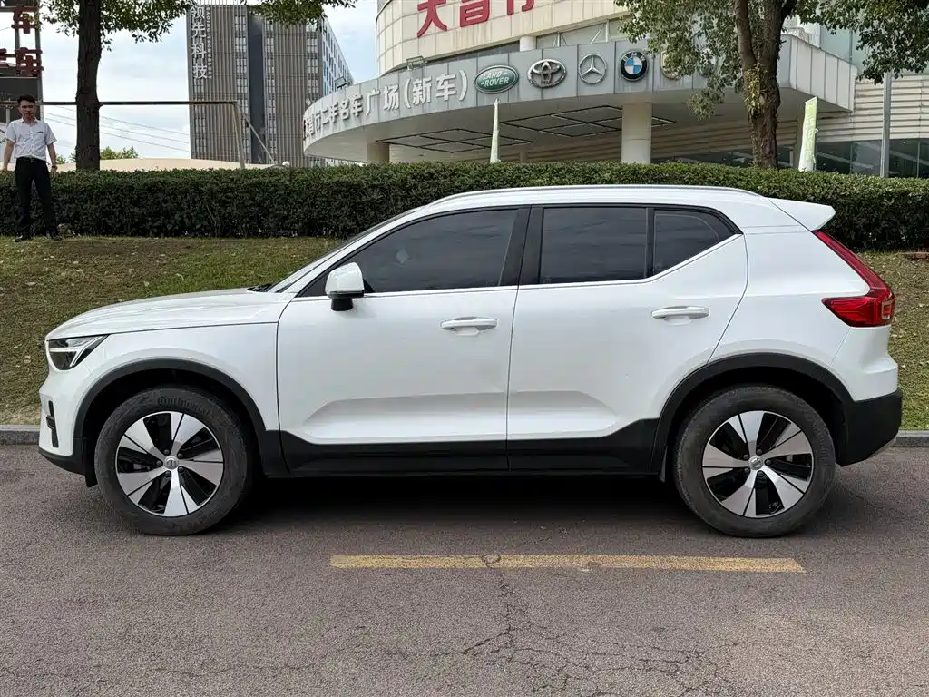 Volvo XC40 2023 — фото 3