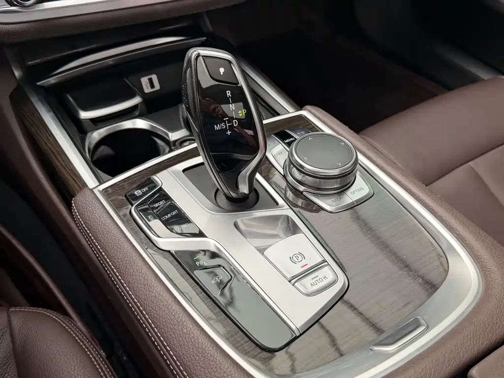 BMW 7 Series 2017 — фото 8