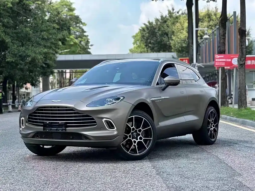 Aston Martin DBX 2021 — фото 1