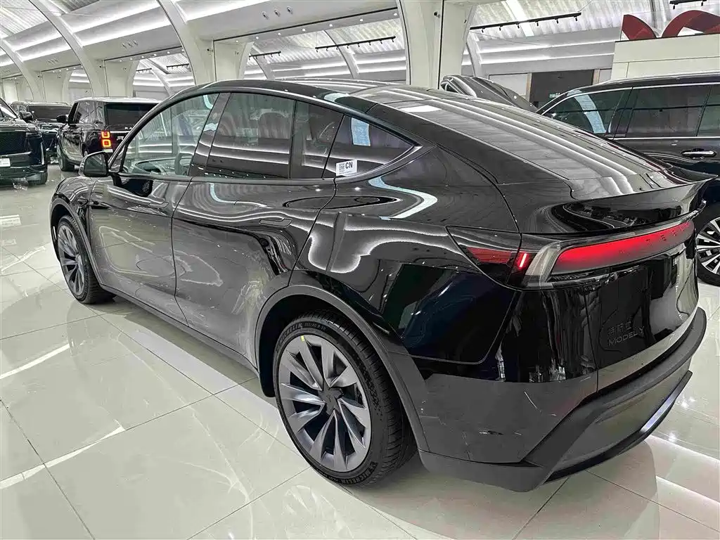 Tesla Model Y 2026 — фото 19