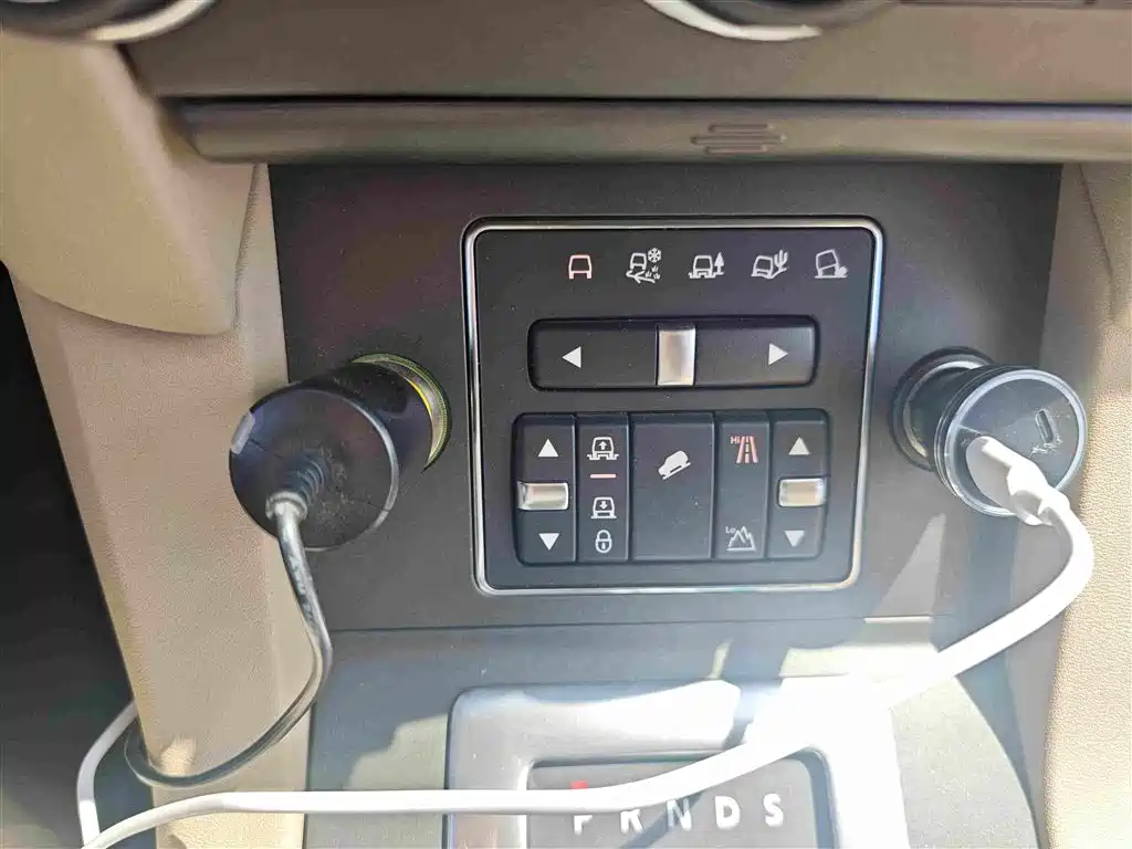 Land Rover Discovery 2015 — фото 14