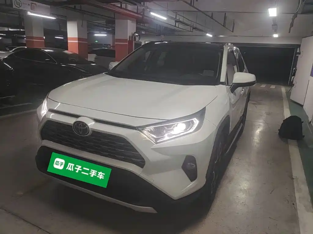 Toyota RAV4 2020 — фото 1