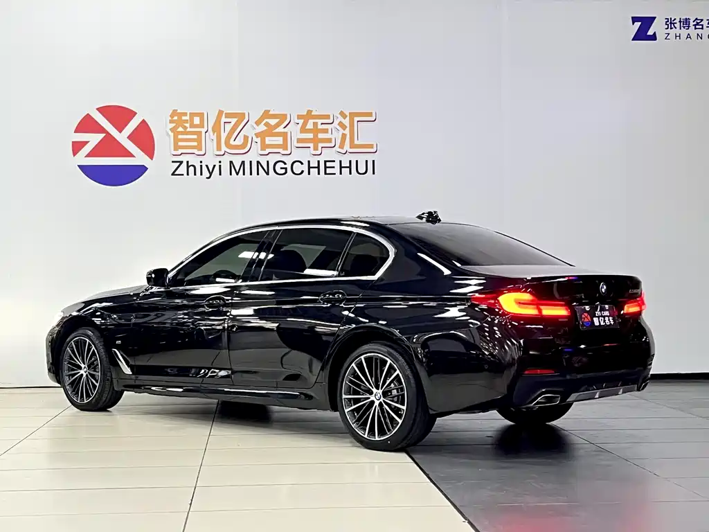 BMW 5 Series 2023 — фото 10