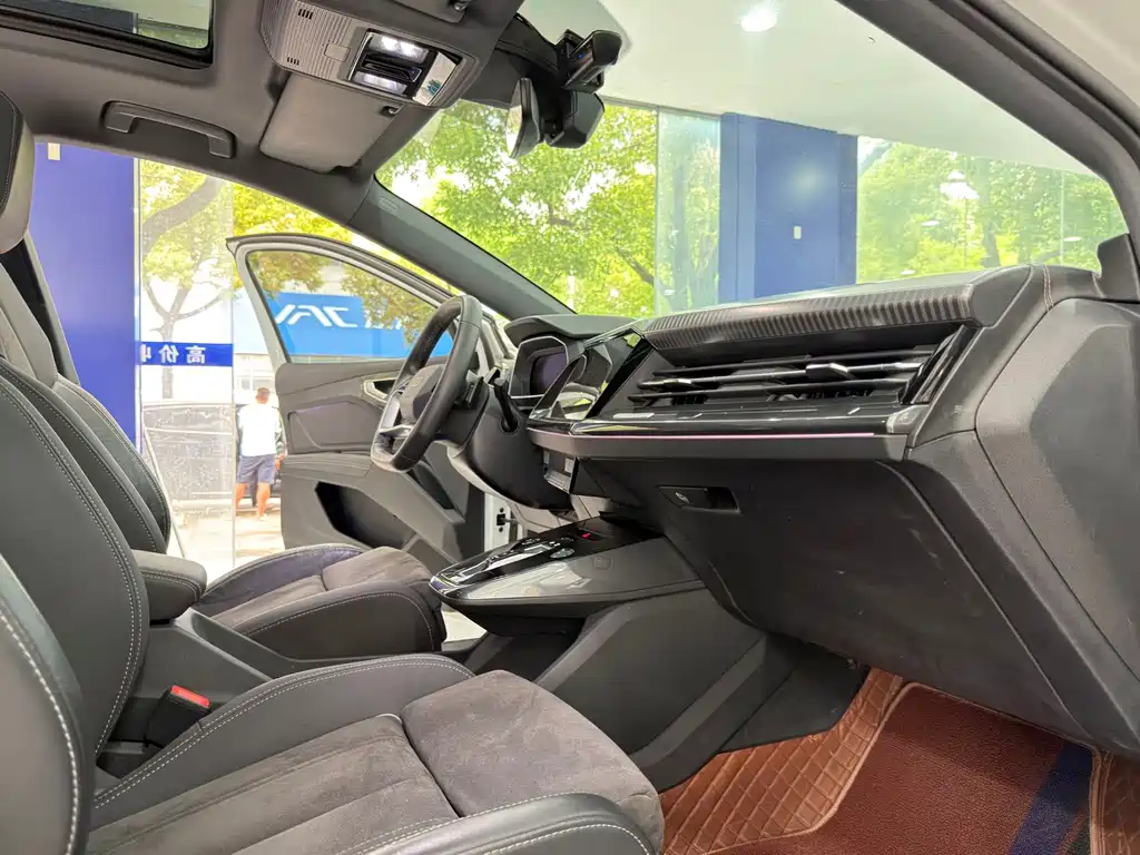 Audi Q4 e-tron 2023 — фото 12
