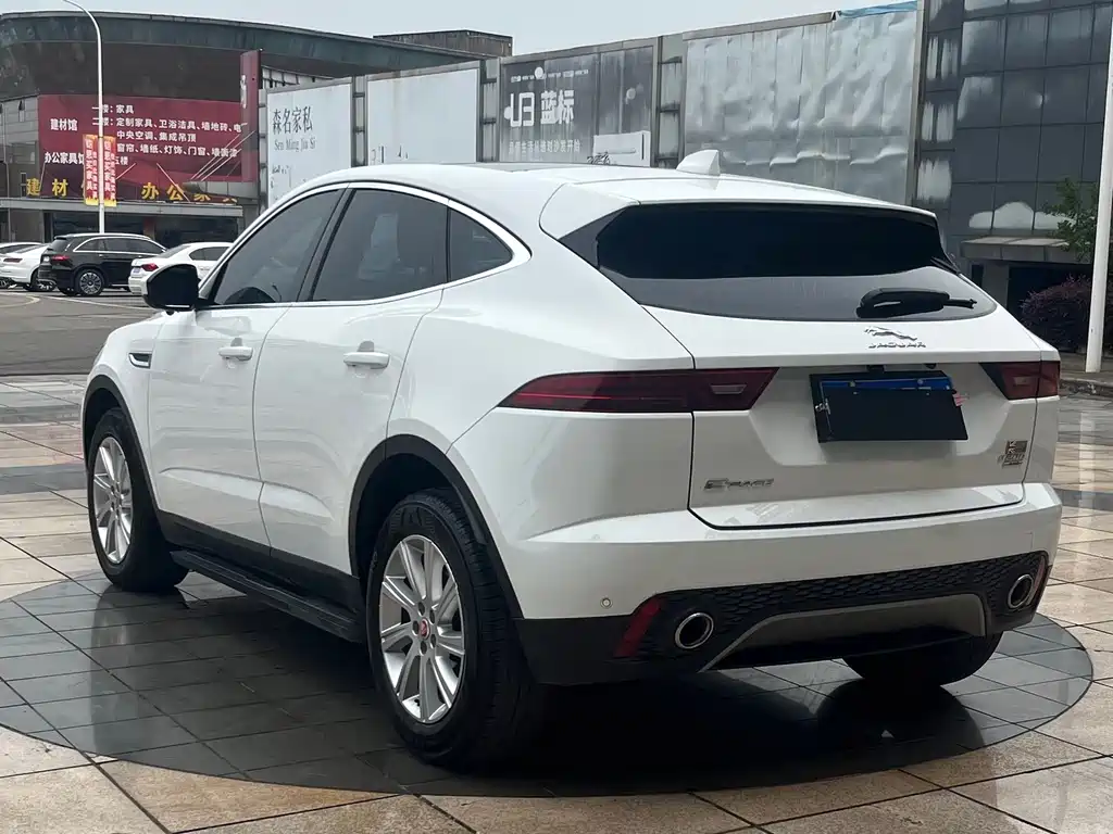 Jaguar E-PACE 2018 — фото 16