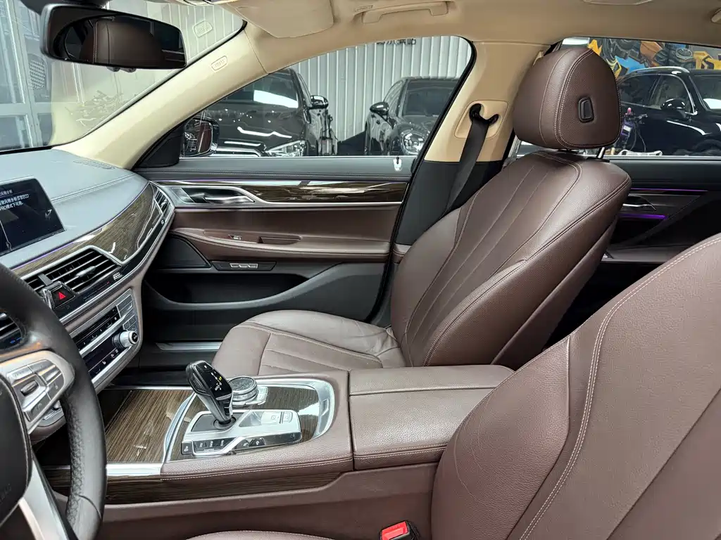 BMW 7 Series 2017 — фото 18