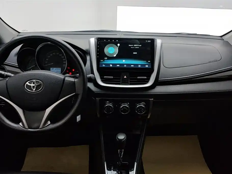 Toyota Yaris L 2021 — фото 13