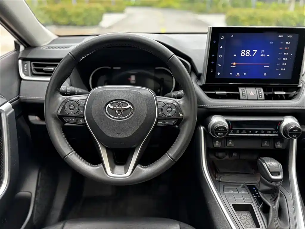 Toyota RAV4 2022 — фото 2