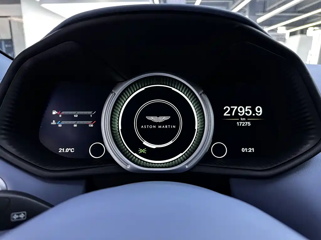 Aston Martin DB11 2023 — фото 21