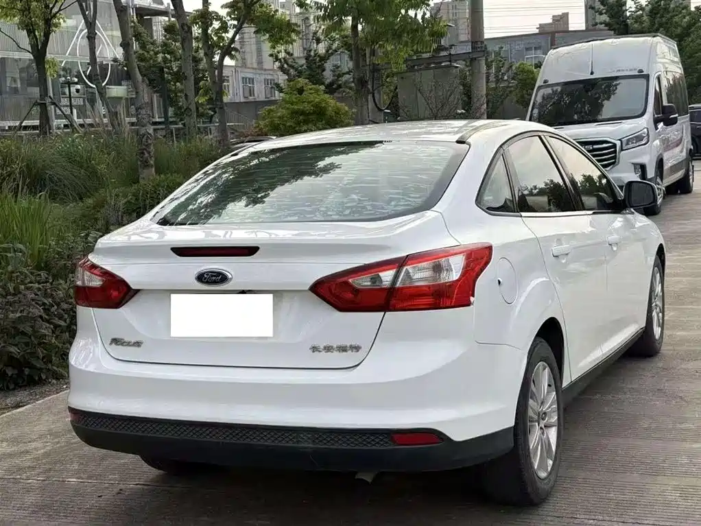 Ford Focus 2014 — фото 11