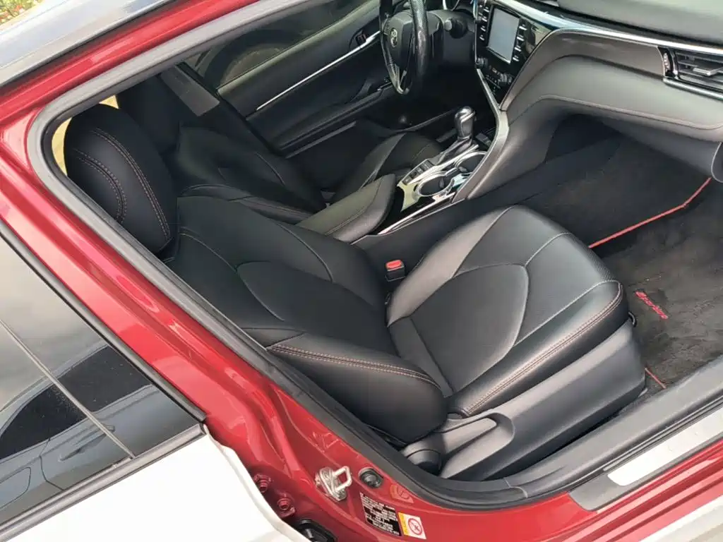 Toyota Camry 2018 — фото 25