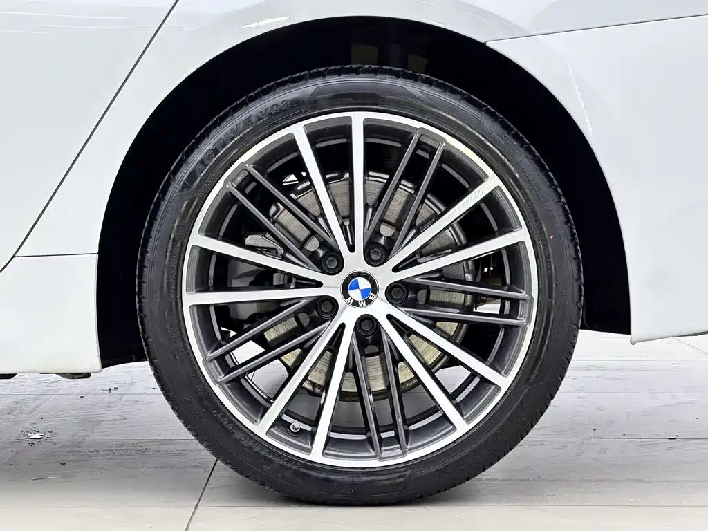 BMW 5 Series 2021 — фото 17
