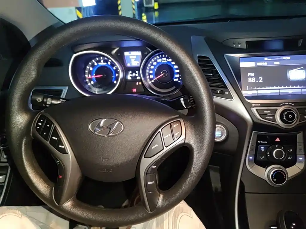 Hyundai Elantra 2018 — фото 10