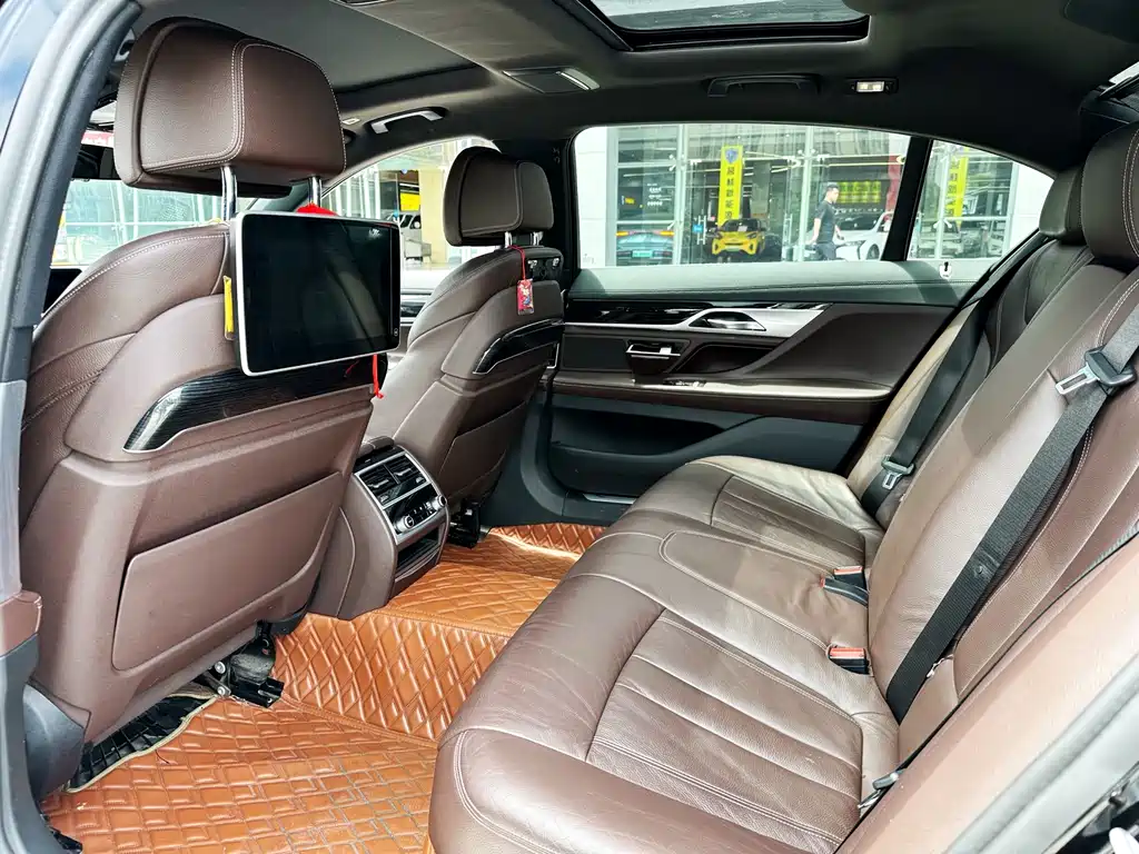 BMW 7 Series 2017 — фото 17