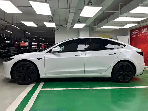 Tesla Model 3 2024