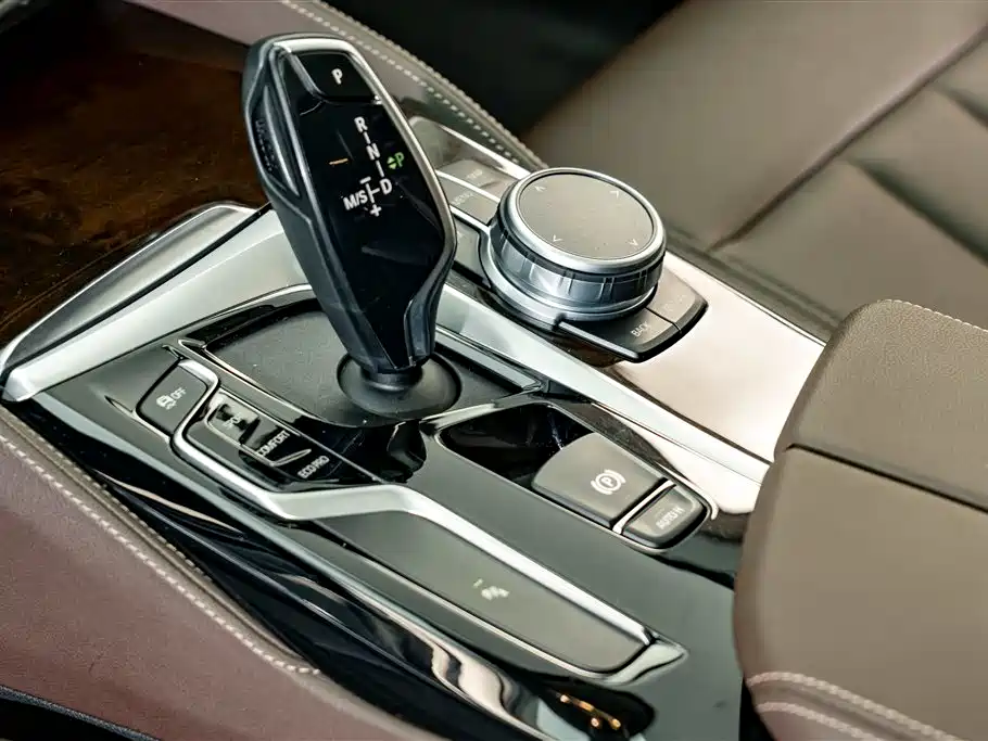 BMW 5 Series 2019 — фото 11
