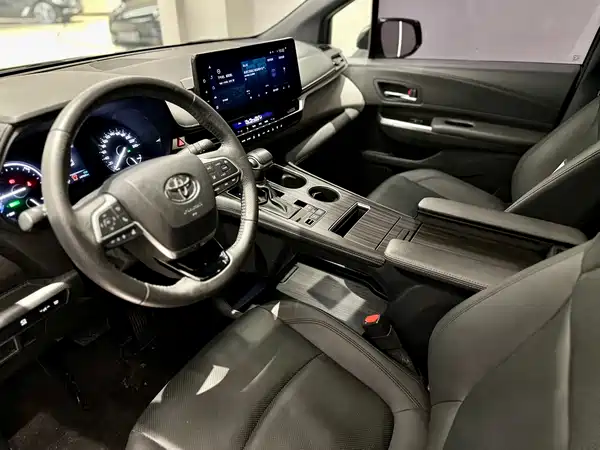 Toyota Granvia 2023