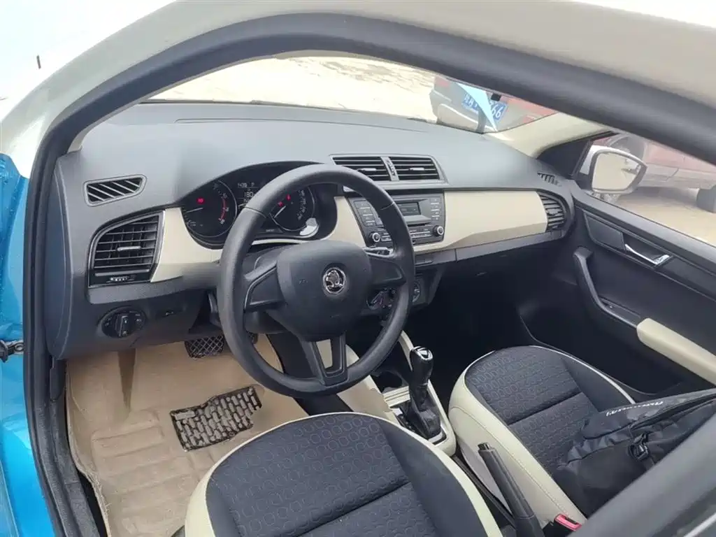 Skoda Fabia 2015 — фото 10