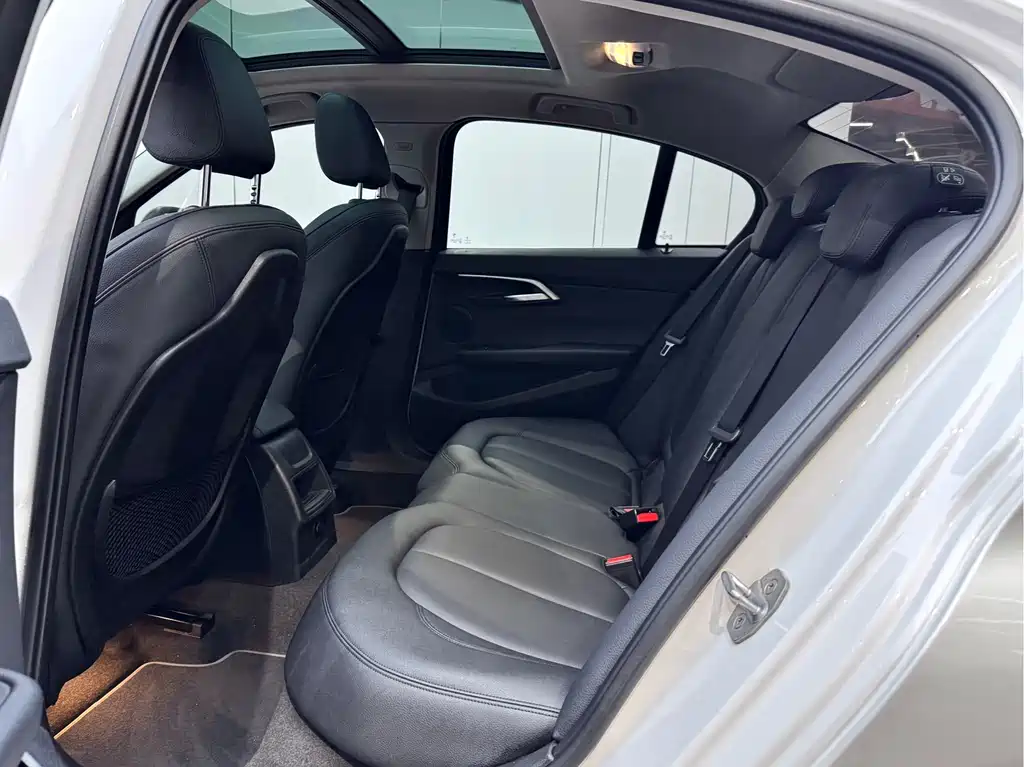 BMW 1 Series 2018 — фото 17