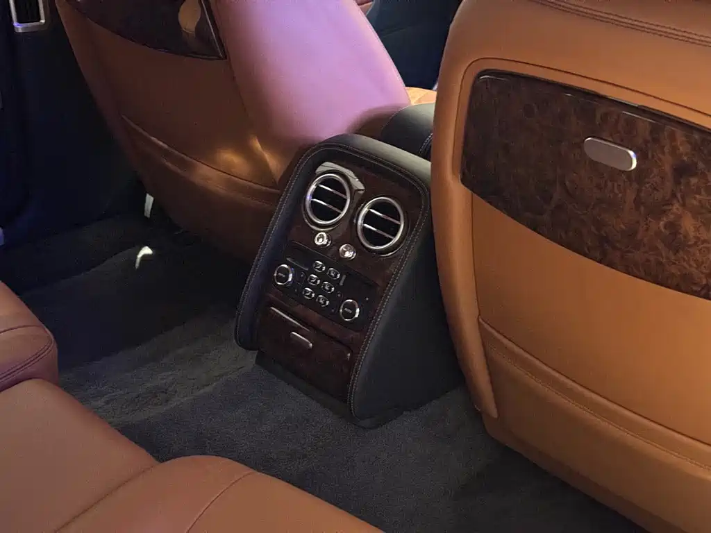 Bentley Flying Spur 2011 — фото 14