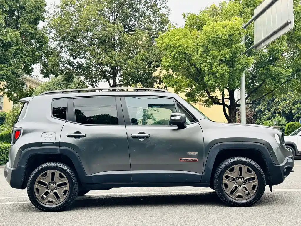 Jeep Renegade 2016 — фото 17