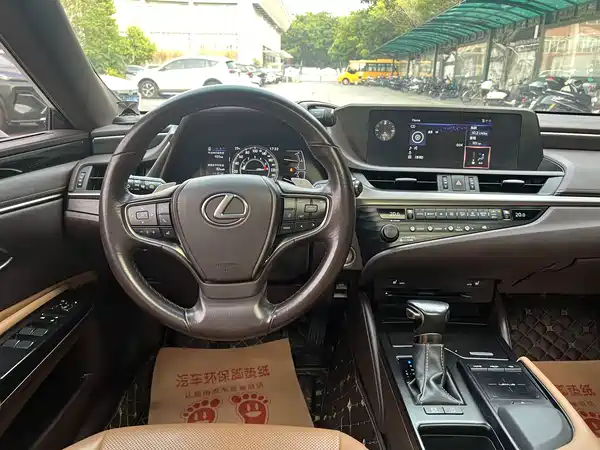 Lexus ES 2018