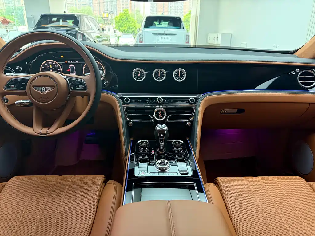 Bentley Flying Spur 2025 — фото 12