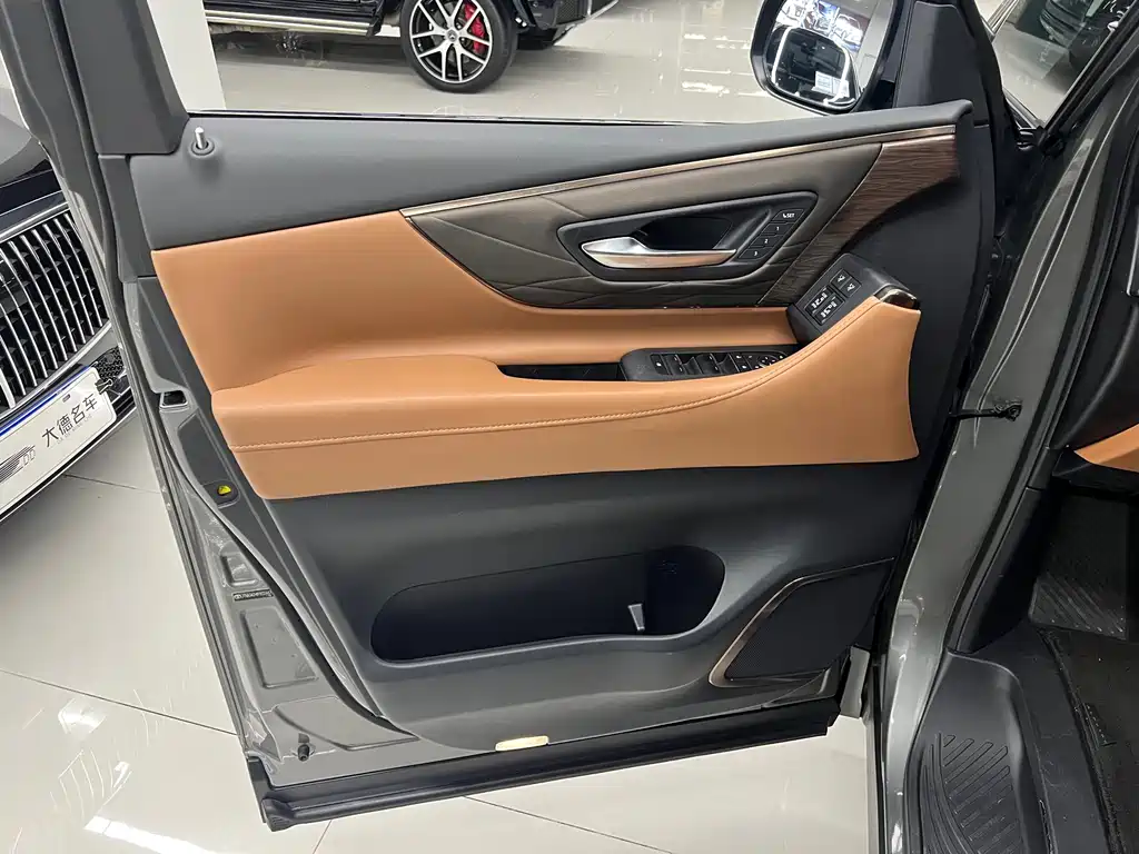 Toyota Alphard 2023 — фото 21